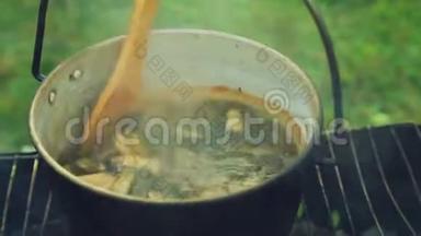 水壶里的火<strong>烧开</strong>蘑菇用木勺搅拌。